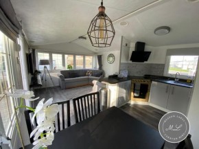 Palm Grove 2- Golden Palm - Pet friendly, WiFi, bed linen, central heating - Meadow Lakes Caravan & Lodge Hire